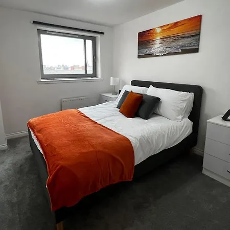 River View Apartment - Central Dundee - Free Private Parking - Sky & Tnt Sports - Lift Access - Superfast Wifi - Quiet Neighbourhood - 2 Bathrooms - Amazing Views - Balcony & Courtyard - Long Stays Welcome Exterior foto