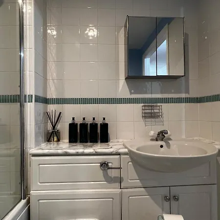 River View Apartment - Central Dundee - Free Private Parking - Sky & Tnt Sports - Lift Access - Superfast Wifi - Quiet Neighbourhood - 2 Bathrooms - Amazing Views - Balcony & Courtyard - Long Stays Welcome Exterior foto