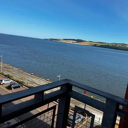 River View Apartment - Central Dundee - Free Private Parking - Sky & Tnt Sports - Lift Access - Superfast Wifi - Quiet Neighbourhood - 2 Bathrooms - Amazing Views - Balcony & Courtyard - Long Stays Welcome Exterior foto