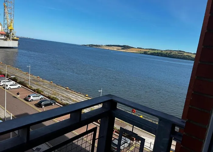 River View Apartment - Central Dundee - Free Private Parking - Sky & Tnt Sports - Lift Access - Superfast Wifi - Quiet Neighbourhood - 2 Bathrooms - Amazing Views - Balcony & Courtyard - Long Stays Welcome