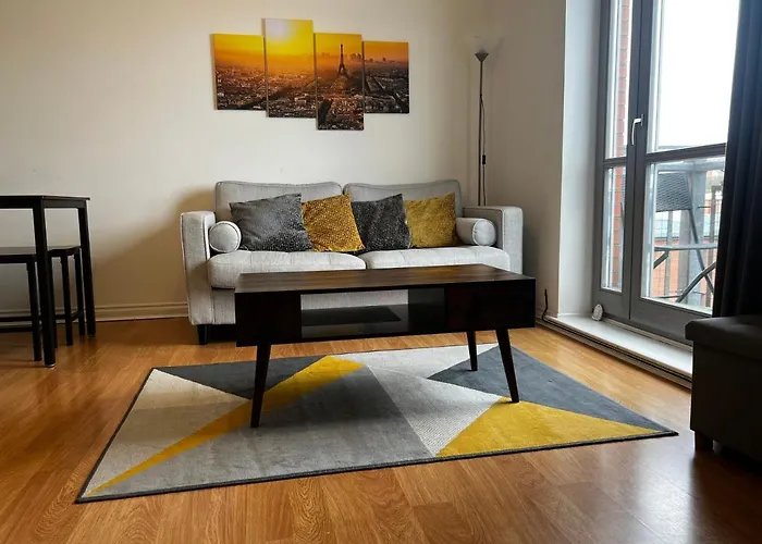 River View Apartment - Central Dundee - Free Private Parking - Sky & Tnt Sports - Lift Access - Superfast Wifi - Quiet Neighbourhood - 2 Bathrooms - Amazing Views - Balcony & Courtyard - Long Stays Welcome