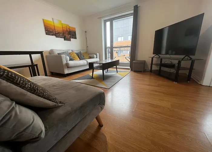 River View Apartment - Central Dundee - Free Private Parking - Sky & Tnt Sports - Lift Access - Superfast Wifi - Quiet Neighbourhood - 2 Bathrooms - Amazing Views - Balcony & Courtyard - Long Stays Welcome