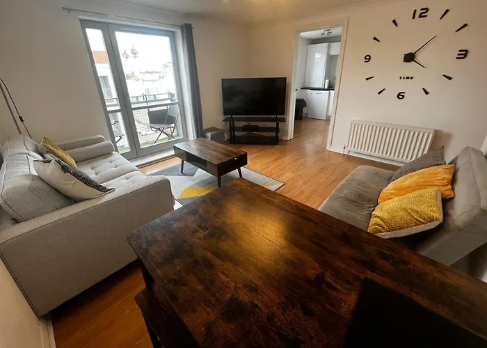 River View Apartment - Central Dundee - Free Private Parking - Sky & Tnt Sports - Lift Access - Superfast Wifi - Quiet Neighbourhood - 2 Bathrooms - Amazing Views - Balcony & Courtyard - Long Stays Welcome